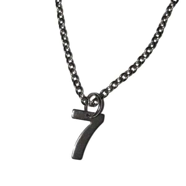 Moderner Kreuz-Anhänger mit Zahl 7, christliches Schmuckstück, Glaube Accessoire.