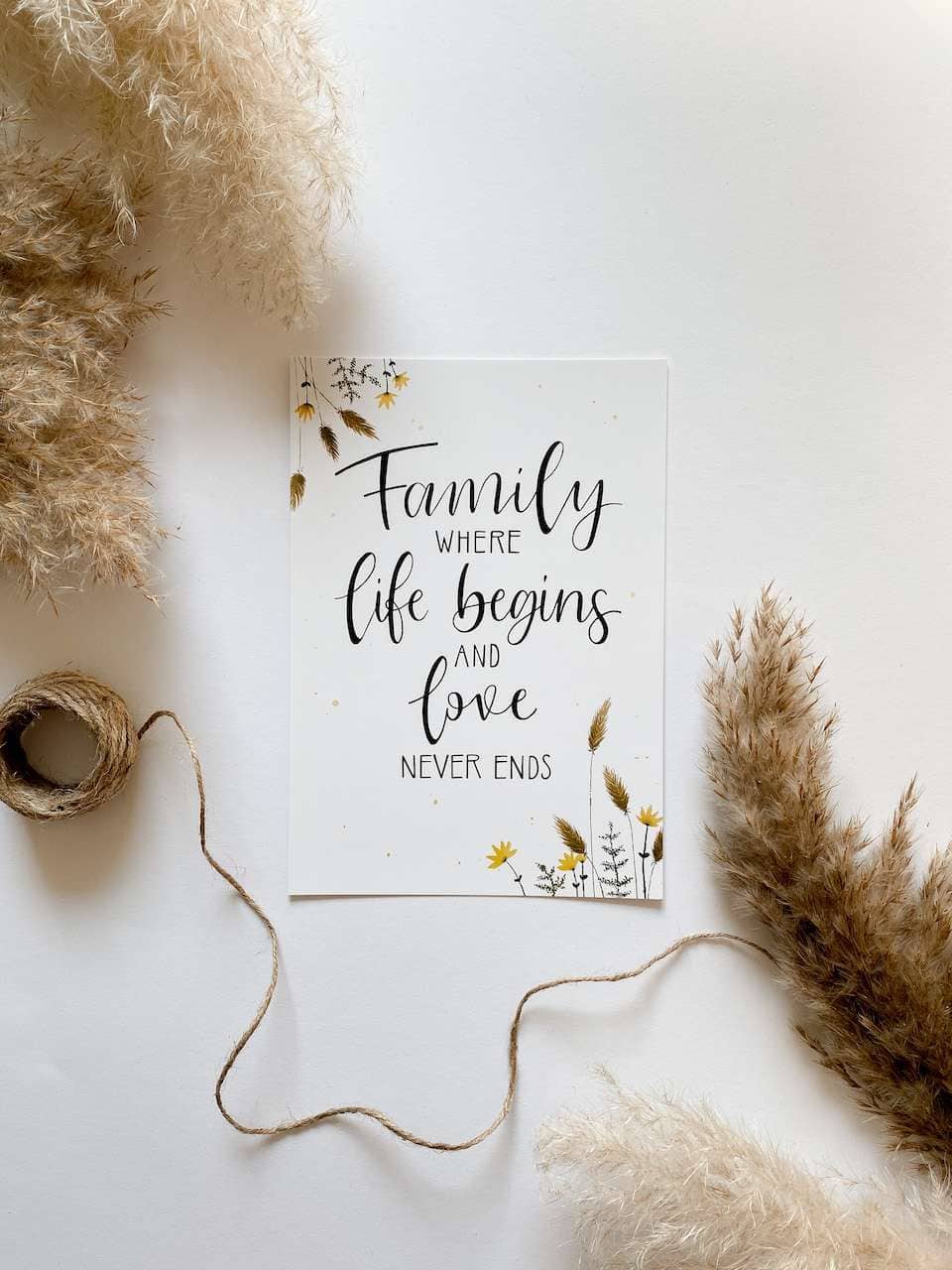Segensreiches Familienzitat auf dekorativer Karte für christliche Haushaltsdekoration.