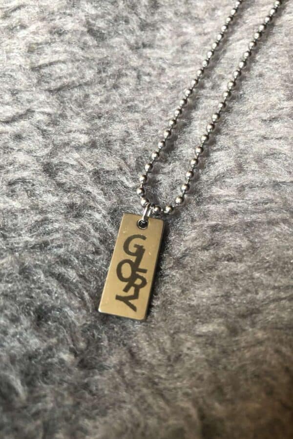 Schmuck Anhänger mit Bibelvers auf Silberkette, christliche Geschenkidee.