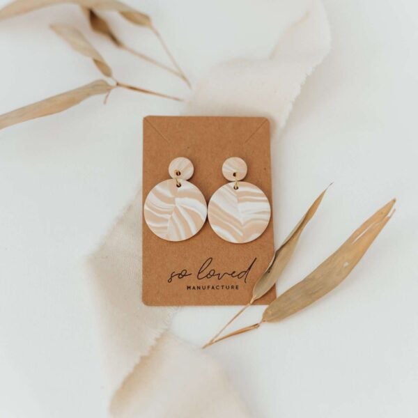 Moderne christliche Ohrringe ausmaritischer Muschel, nachhaltiges Modeaccessoire, christliches Schmuckdesign.