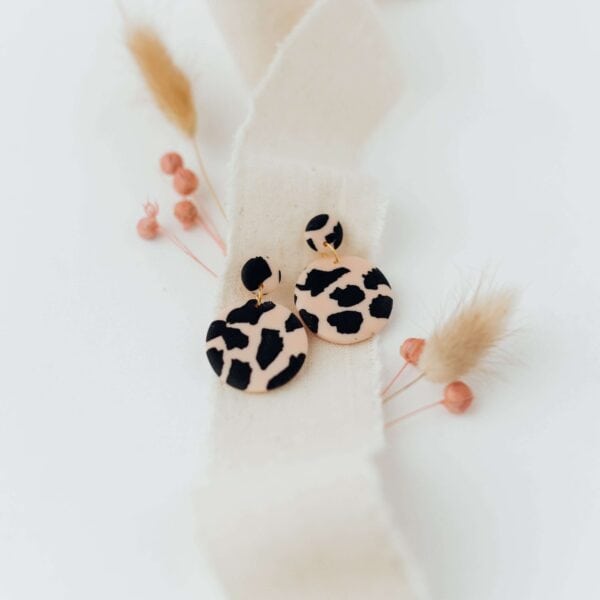 Modische Tiermuster-Tropfenohrringe auf Bio-Kunststoff in Schwarz-Weiß.