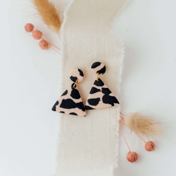 Modische Statement-Ohrringe im Animal-Print für Damen, christliches Design, the Mookho Marketplace.