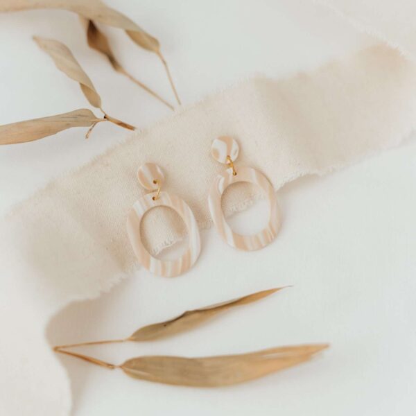 Sanfte, moderne Damenohrringe aus Muschel, christliche Schmuckstücke, handmade Schmuck.