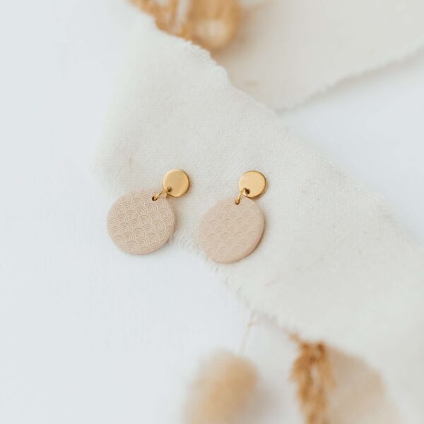 Moderne christliche Ohrschmuck mit goldenen Kreisen und pastellfarbenen Anhängern.