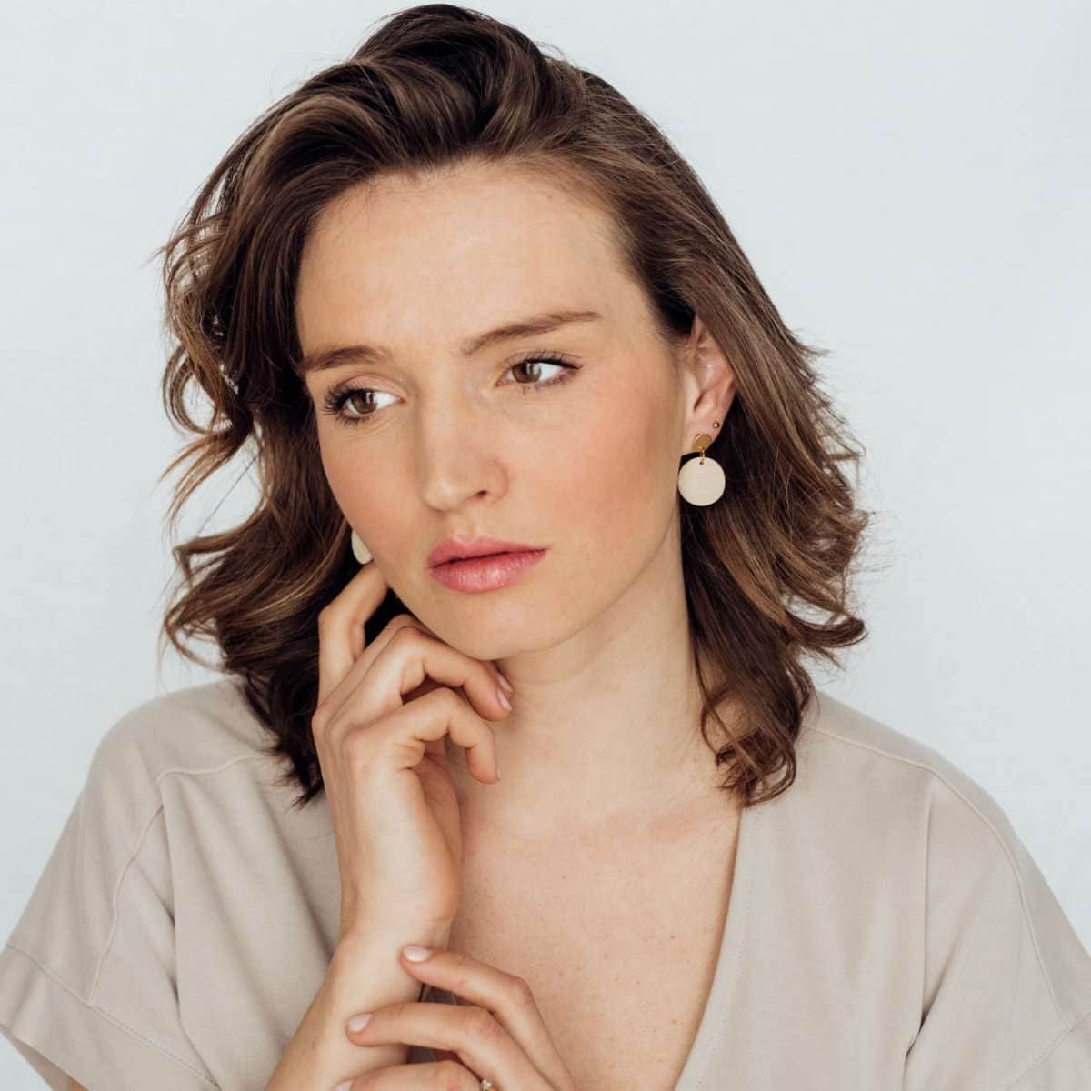 Moderne Frau mit eleganten weißen Ohrringen, natürlicher Schönheit, christlicher Marke, Mookho.