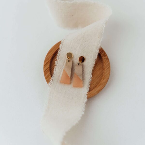 Moderne geometrische Ohrringe aus Holz und Metall, christliche Schmuckmarke, Handmade.