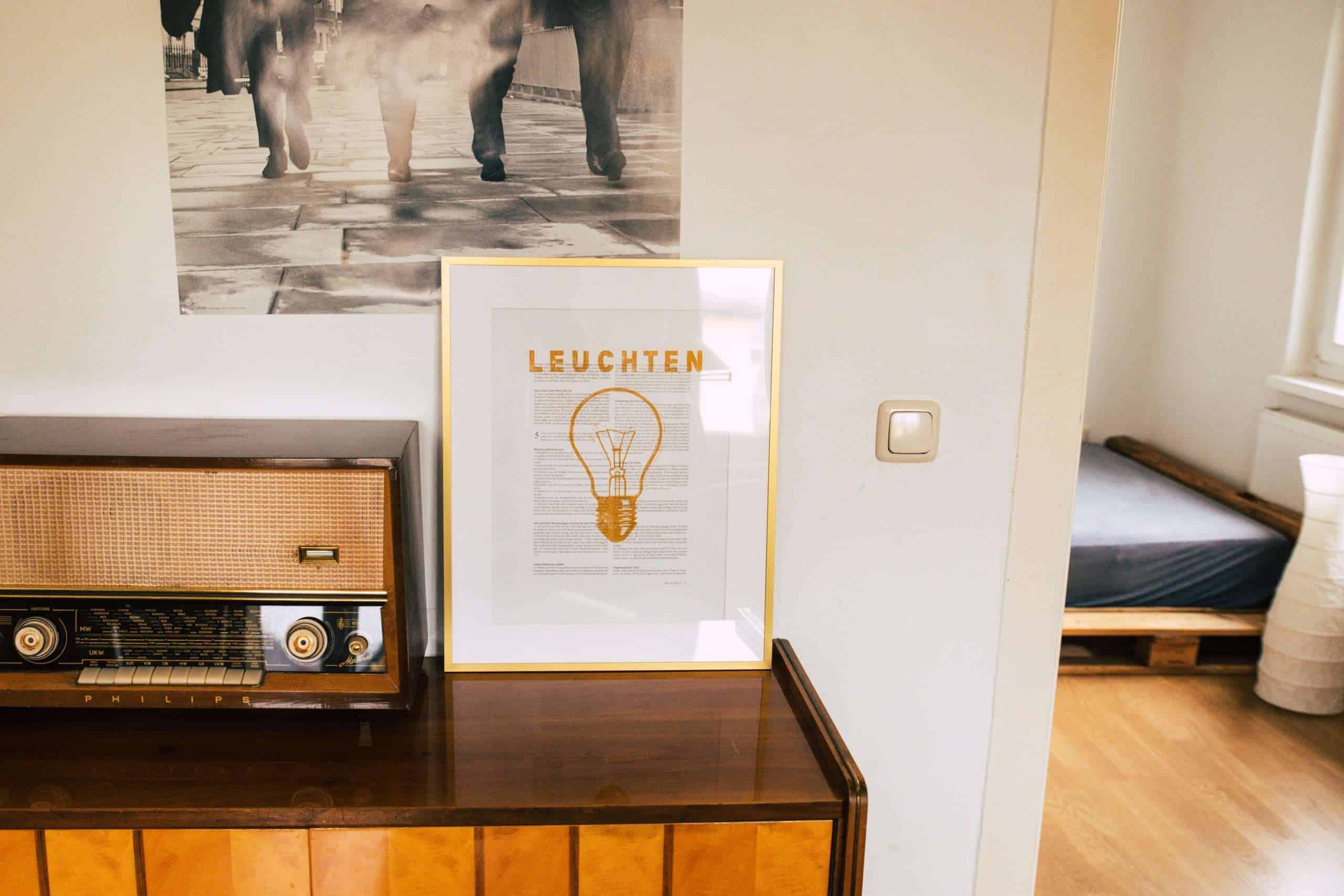 Moderner christlicher Innenraum mit Leuchtbild, vintage Radio und gemütlichem Schlafzimmer.