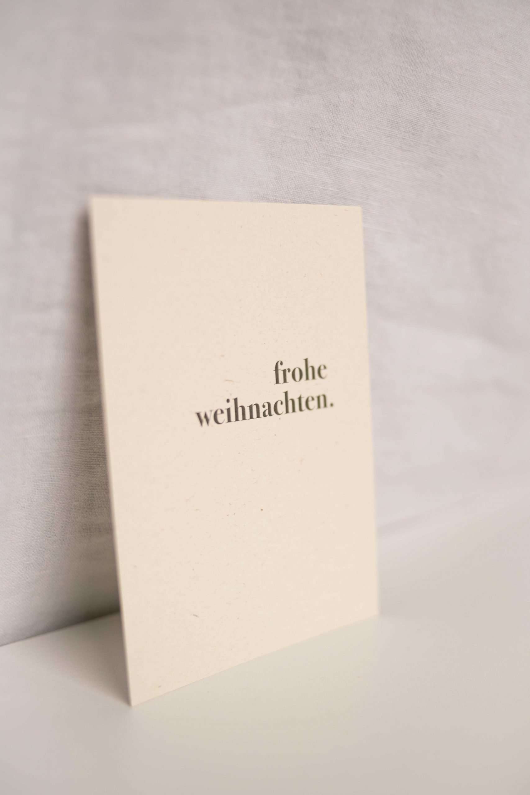 Besinnliche Weihnachtskarte mit "Frohe Weihnachten" in deutschem Design.