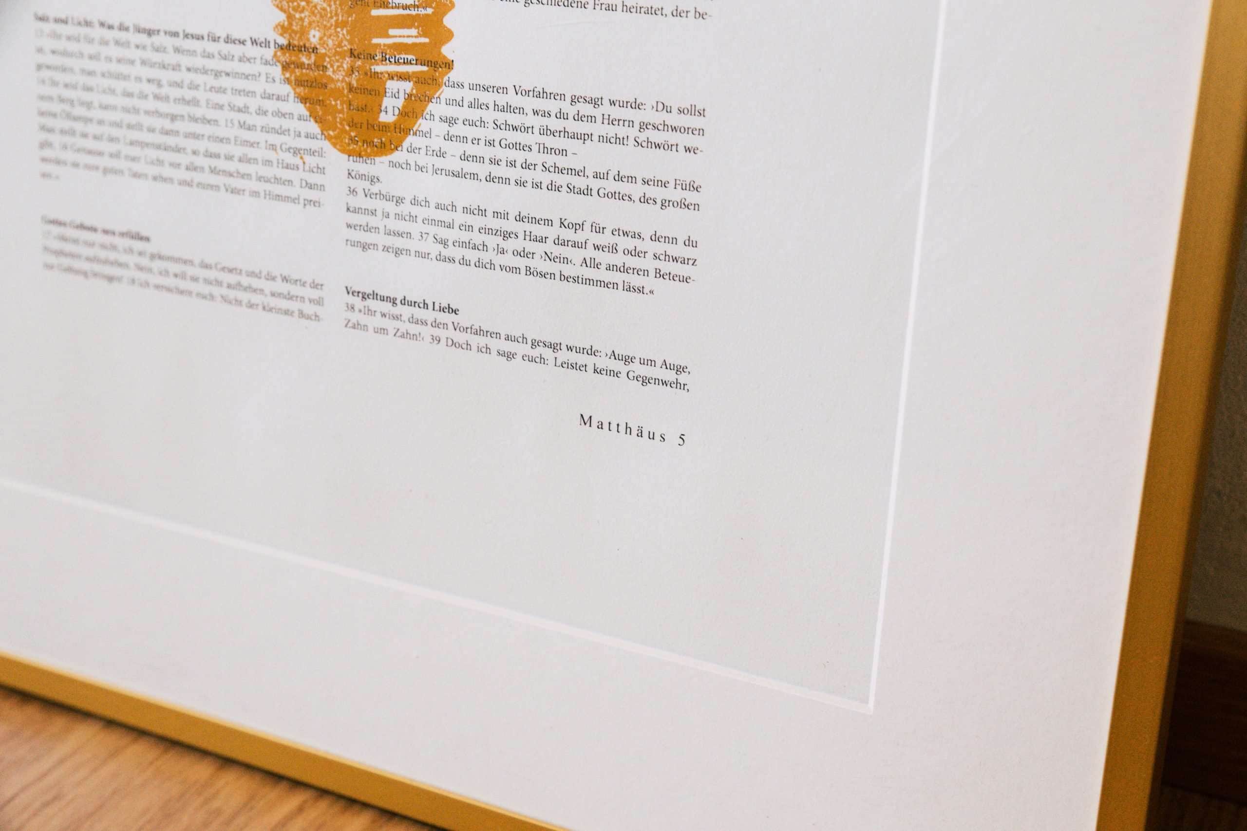 Himmlischer Bibelvers im goldenen Rahmen, christliche Literatur, inspirierender Motivdruck.