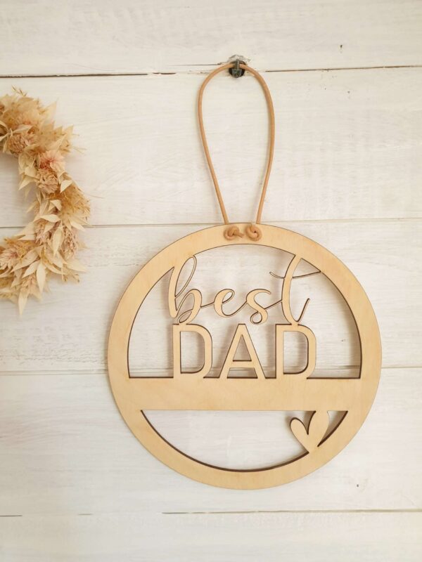 Liebevoller Holzanhänger mit "Best Dad" - christliche Vaterschaftsdekoration.