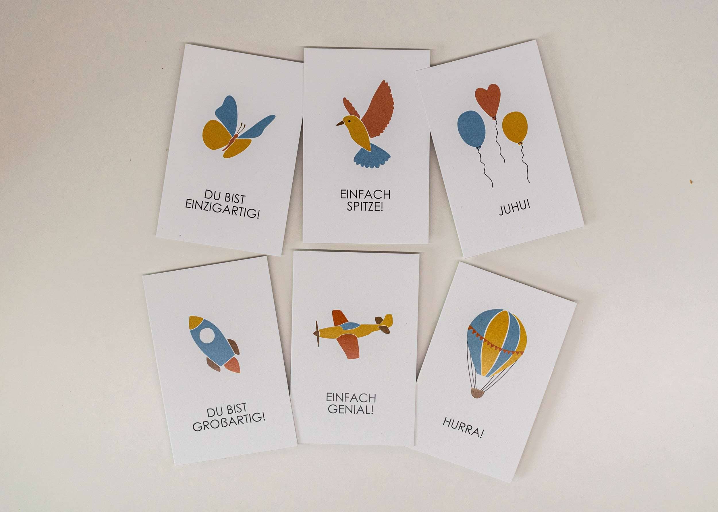 Farbfrohe Geschenkkarten mit Luftballons, Flieger und Glückwünschen, christliche Grüße.