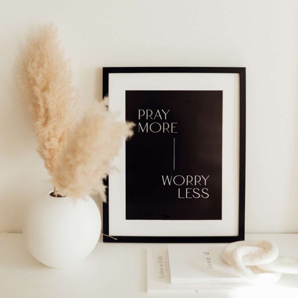 Inspirierendes christliches Wandbild mit der Botschaft "Pray More Worry Less".