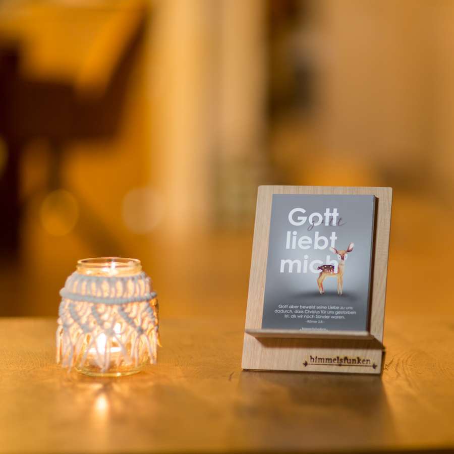 Himmlischer christlicher Spruch auf Holzrahmen mit Kerze - Glaube und Inspiration.