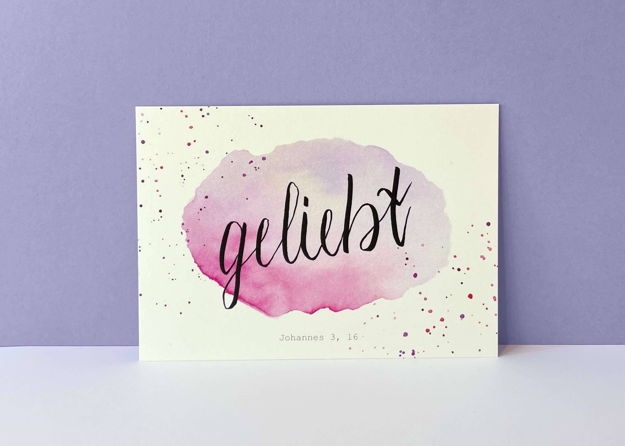 Gotteslob Karte mit Bibelvers Johannes 3,16 auf Gottlieb Wasserfarben Hintergrund.