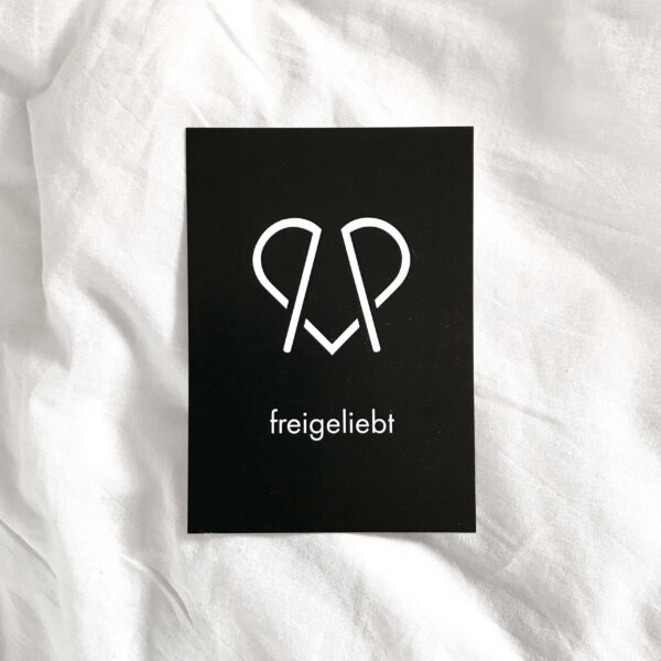 Moderne christliche Kunstkarte mit Herz und Gebetssymbol, frei geliebt.