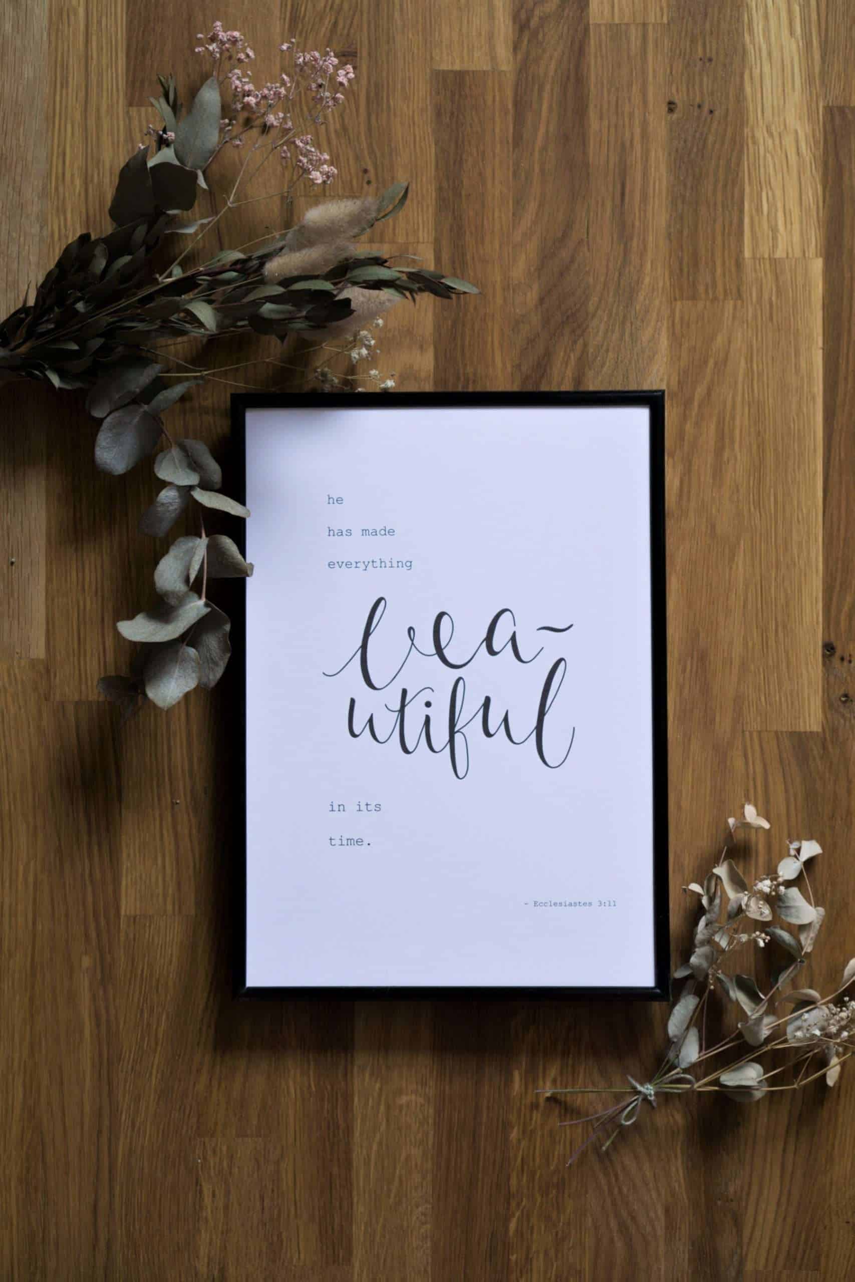 Ein inspirierendes religiöses Zitat in moderner Rahmen auf Holzfußboden, Dekoration.