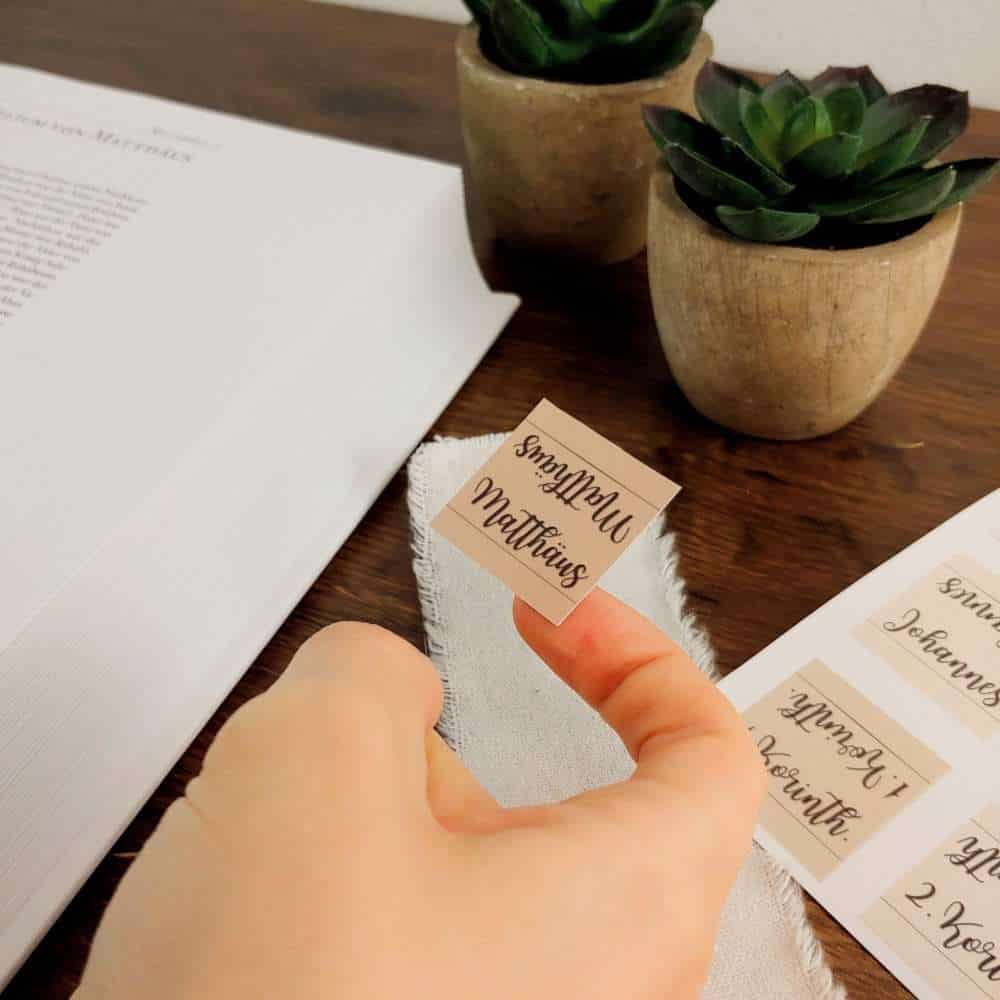 Hand schreibt Namen auf Kirche Karten, christliche Einladung, religiöse Motivation.