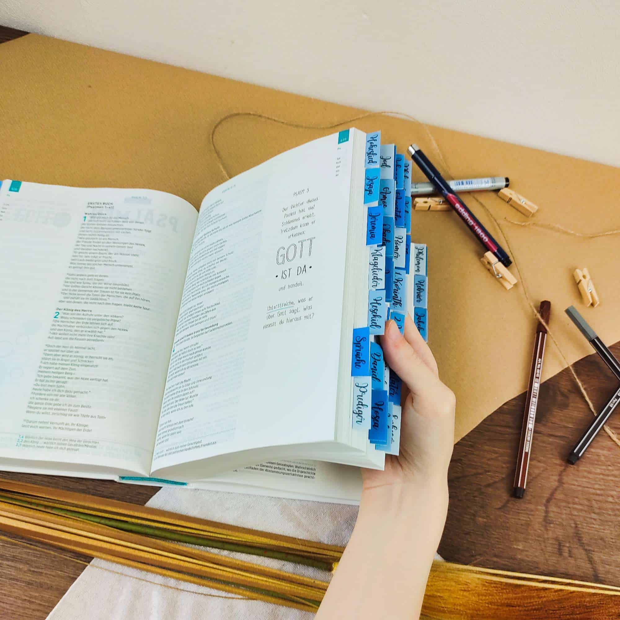 Glaubensbasierte Bibelstudien-Notizen mit blauen Lesezeichen, christliche Bibel, Lernmaterial.