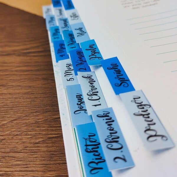 Glaubensplaner mit blauen Marken für christliche Marken auf stage2603.mookho.de.