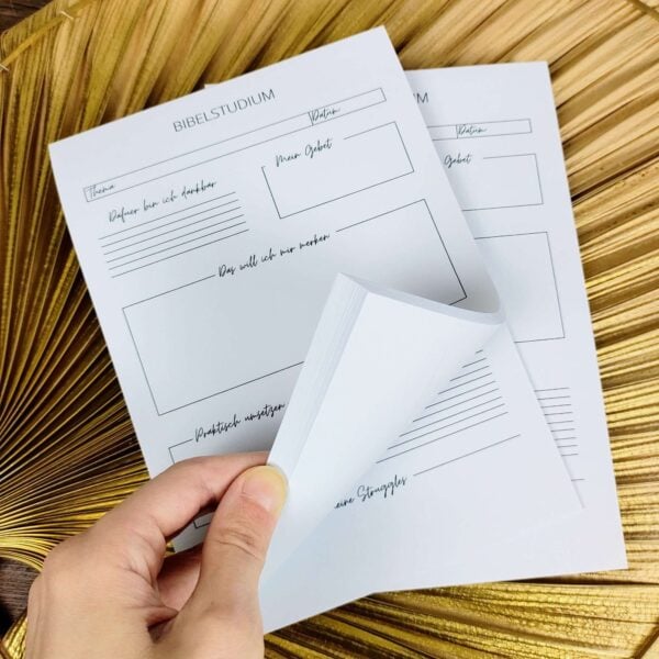 Gebetsnotizen auf christlichem Bibelstudium-Blatt, christliche Gebetsplanung, Glaube.