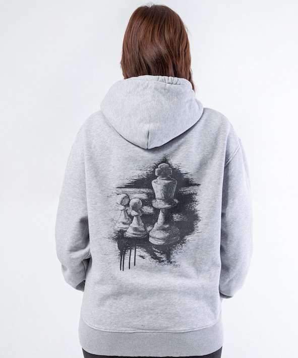 Stoffkapuzenpullover mit Schachmotiv, stylishes Design, für Schachliebhaber, bequeme Mode.