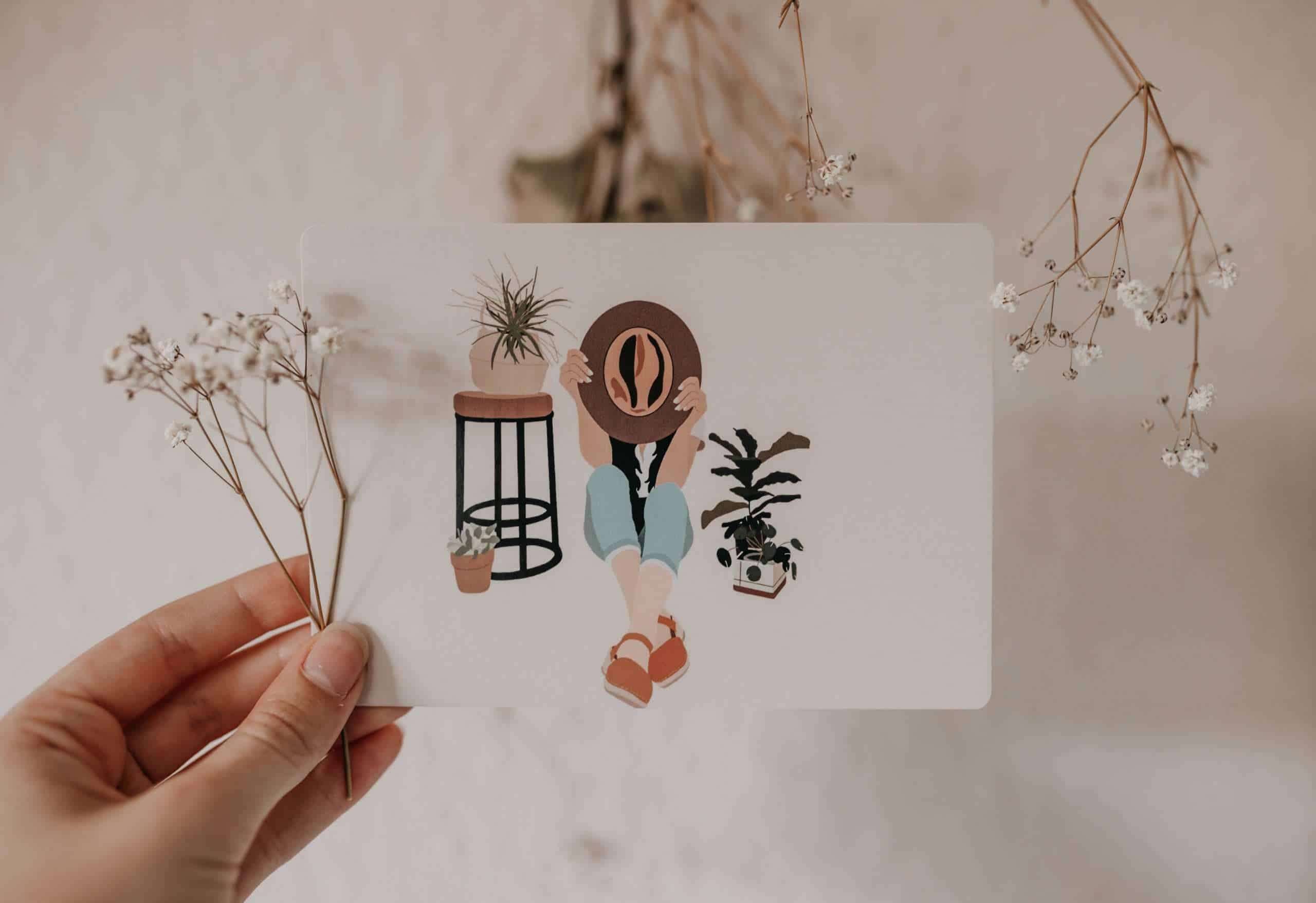 Künstlerische Illustration eines jungen Mädchens mit Hut, umgeben von Pflanzen, auf stilvoller Karte.