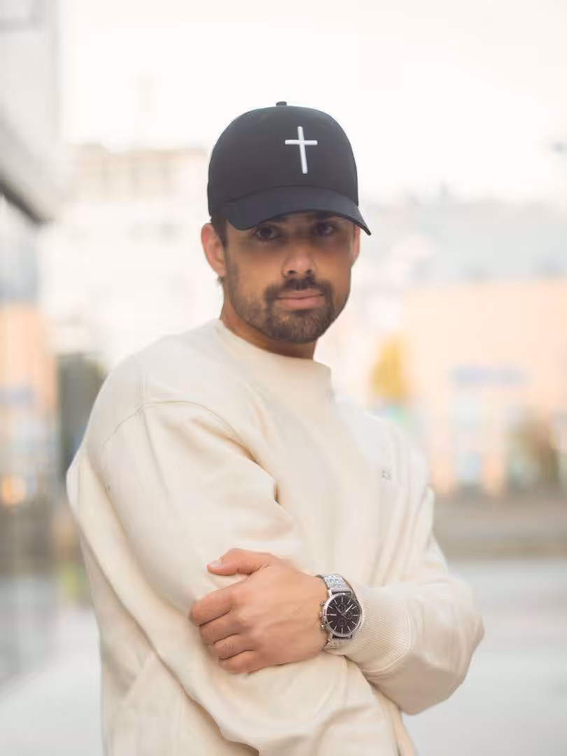 Modischer Mann mit Christenhut und Kreuz-Design, Streetstyle Look, Kleidung für Christen.