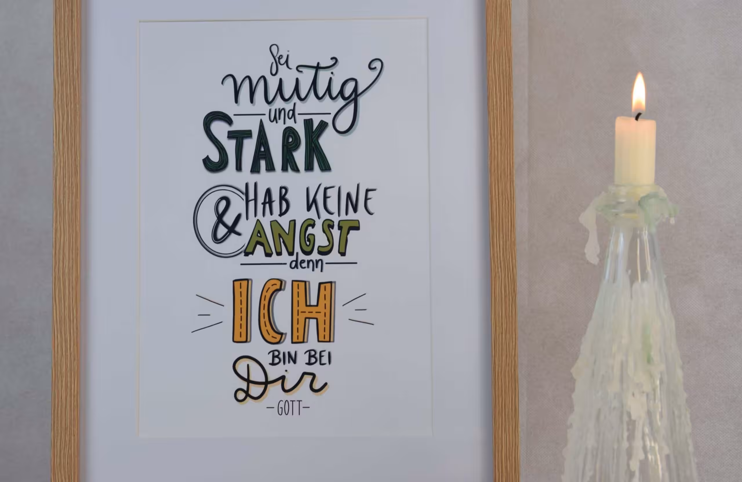 Inspirierende christliche Wanddekoration mit Text auf weißem Rahmen.