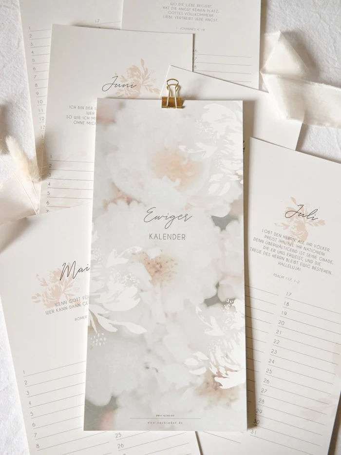 Stilvoller christlicher Kalender mit Blumenmotiven und biblischen Zitaten.