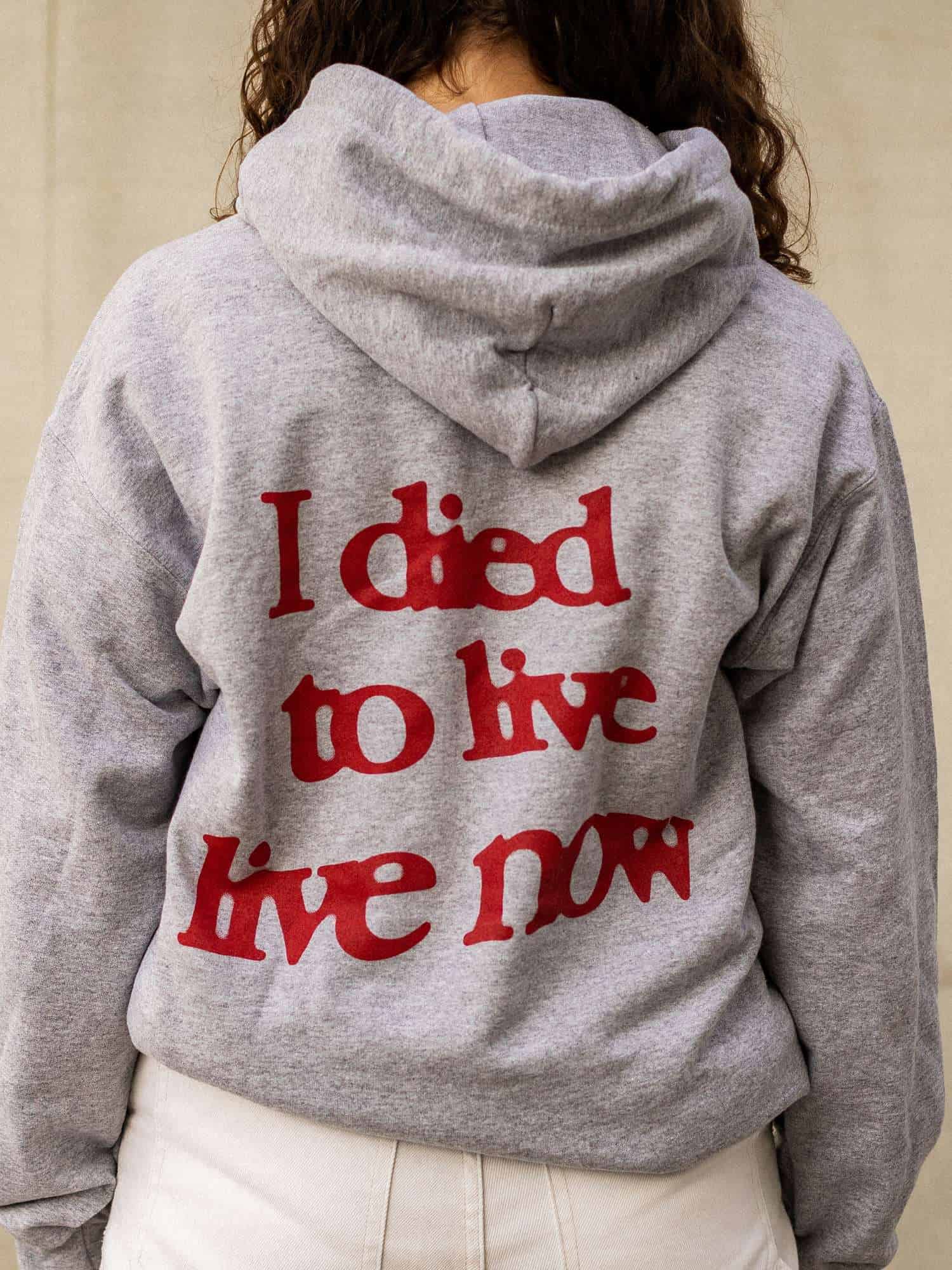 Gebäkelte christliche Mode, grauer Hoodie mit Bibelvers, religiöse Streetwear, christliche Kleidung, Trendige Klamotten für Christen.