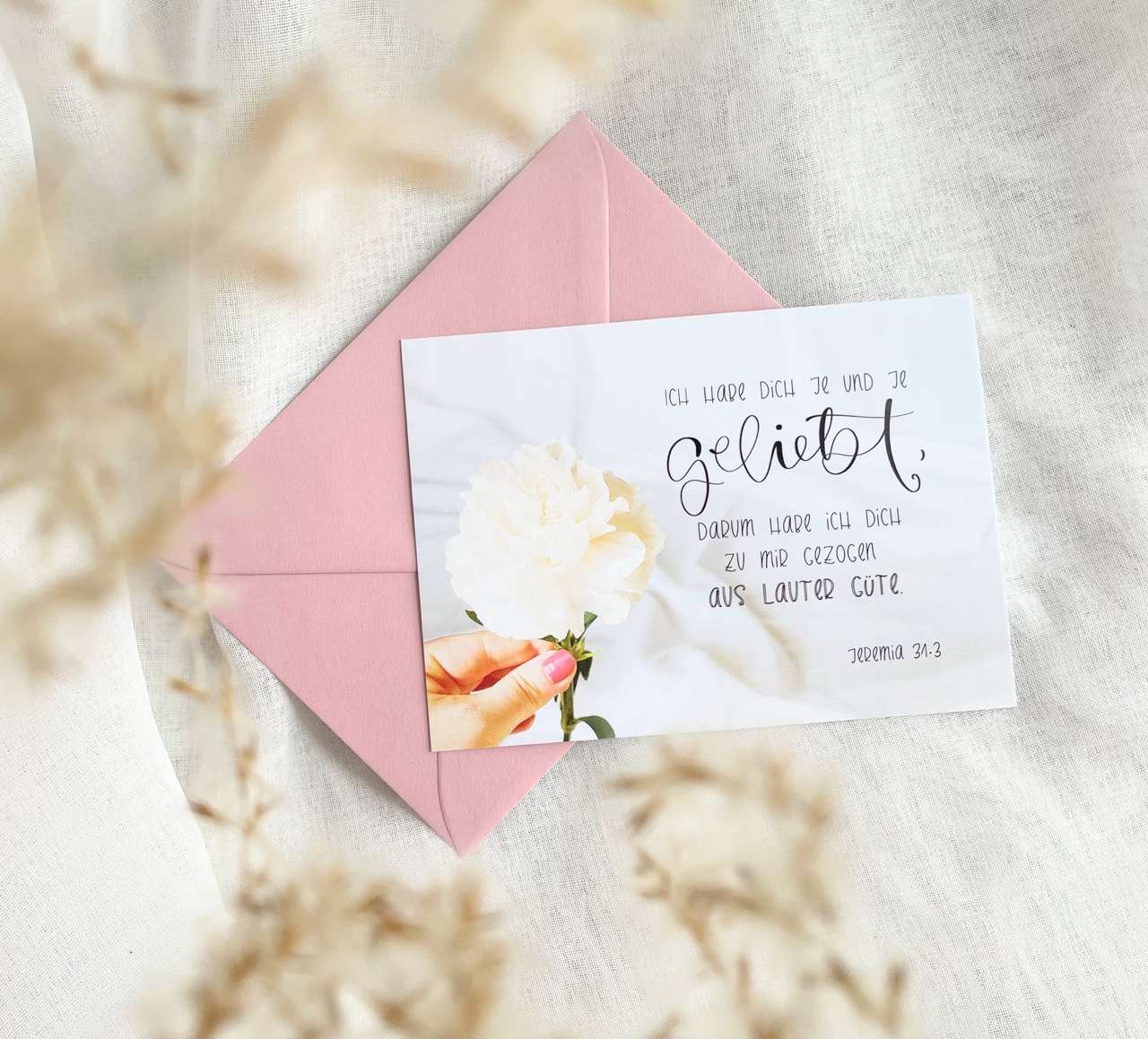 Liebevolle Jesus-Zeichnung auf rosa Briefumschlag mit Bibelvers, christliche Grußkarte, Glauben, Hoffnung, Liebe.