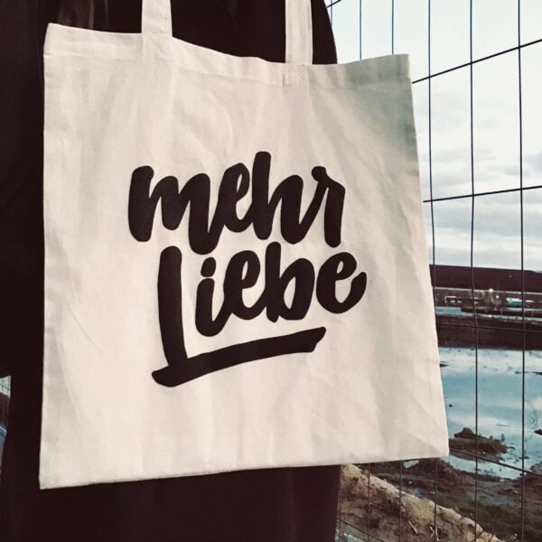 Großer Christlicher Stoffbeutel mit "mehr Liebe" Schriftzug, nachhaltiges Einkaufs-Tasche.