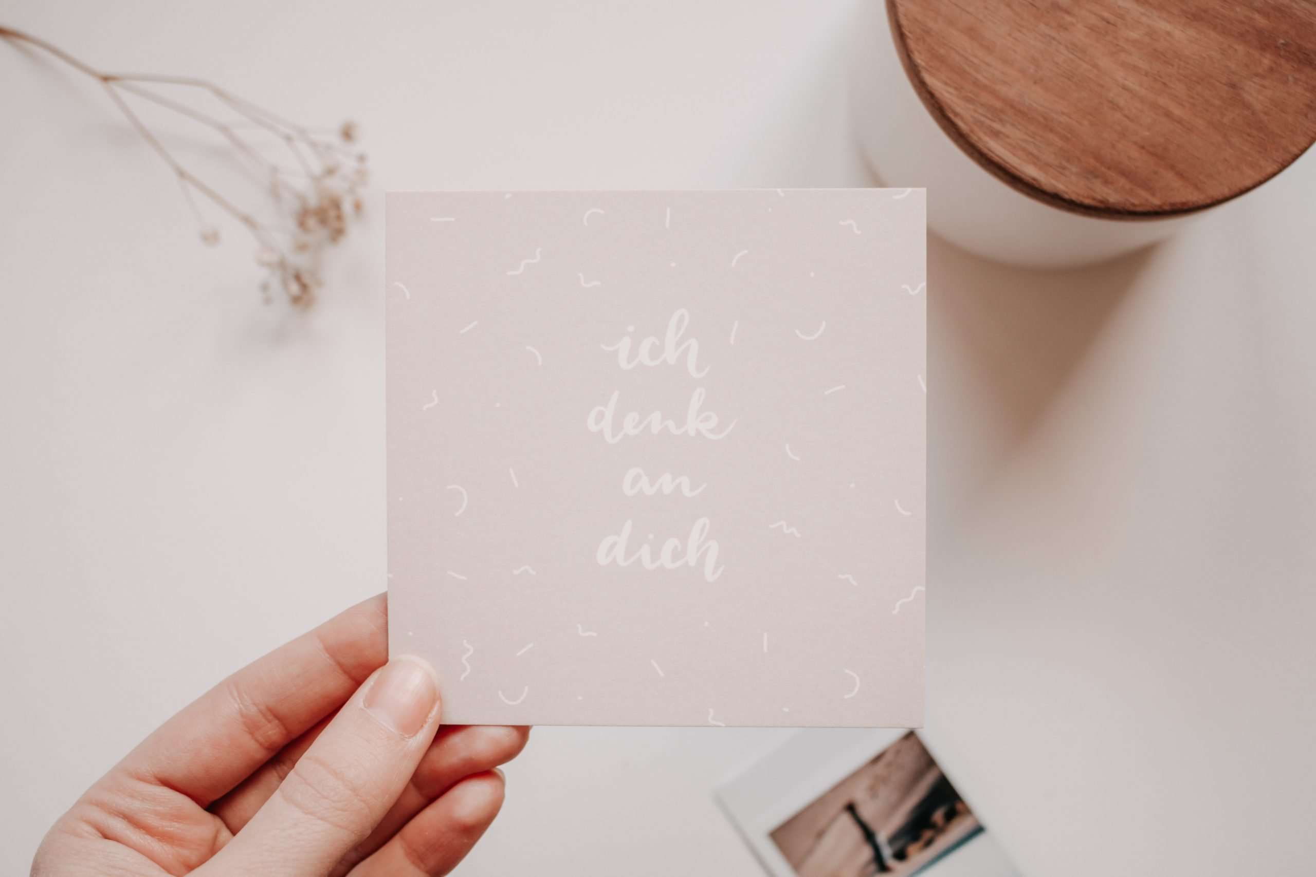 Gebetskarte mit christlichem Spruch "ich denk an dich" auf weißem Hintergrund.