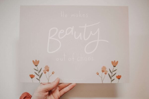 Inspirierende christliche Wanddekoration mit Blumen und motivierendem Spruch.