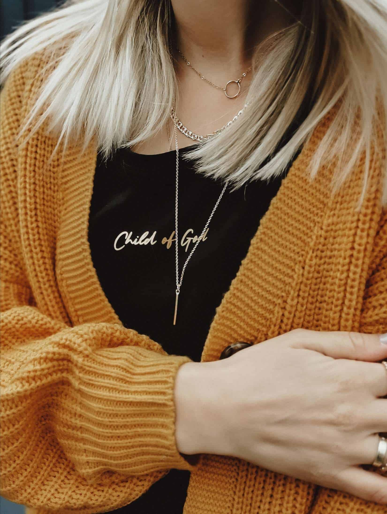 Modische Frau mit christlichem Schmuck, Jesus-Kreuz-Halskette, Kamee-Kette, Goldene Accessoires.