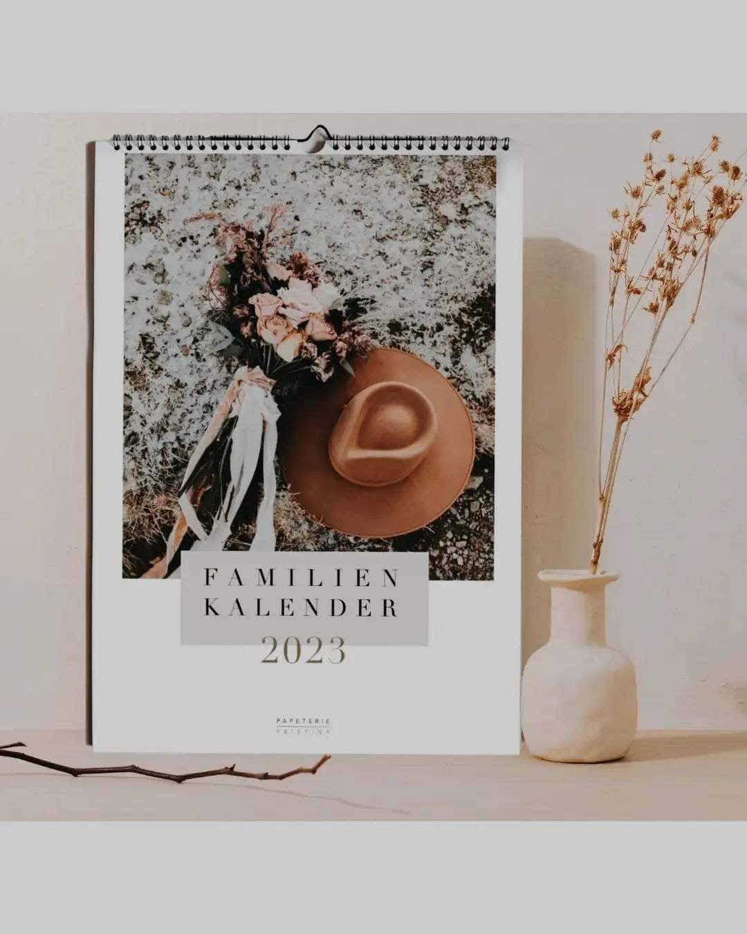 Anderes gezeichnetes religiöses Kalenderbild, Familienkalender 2023 mit Blumen.