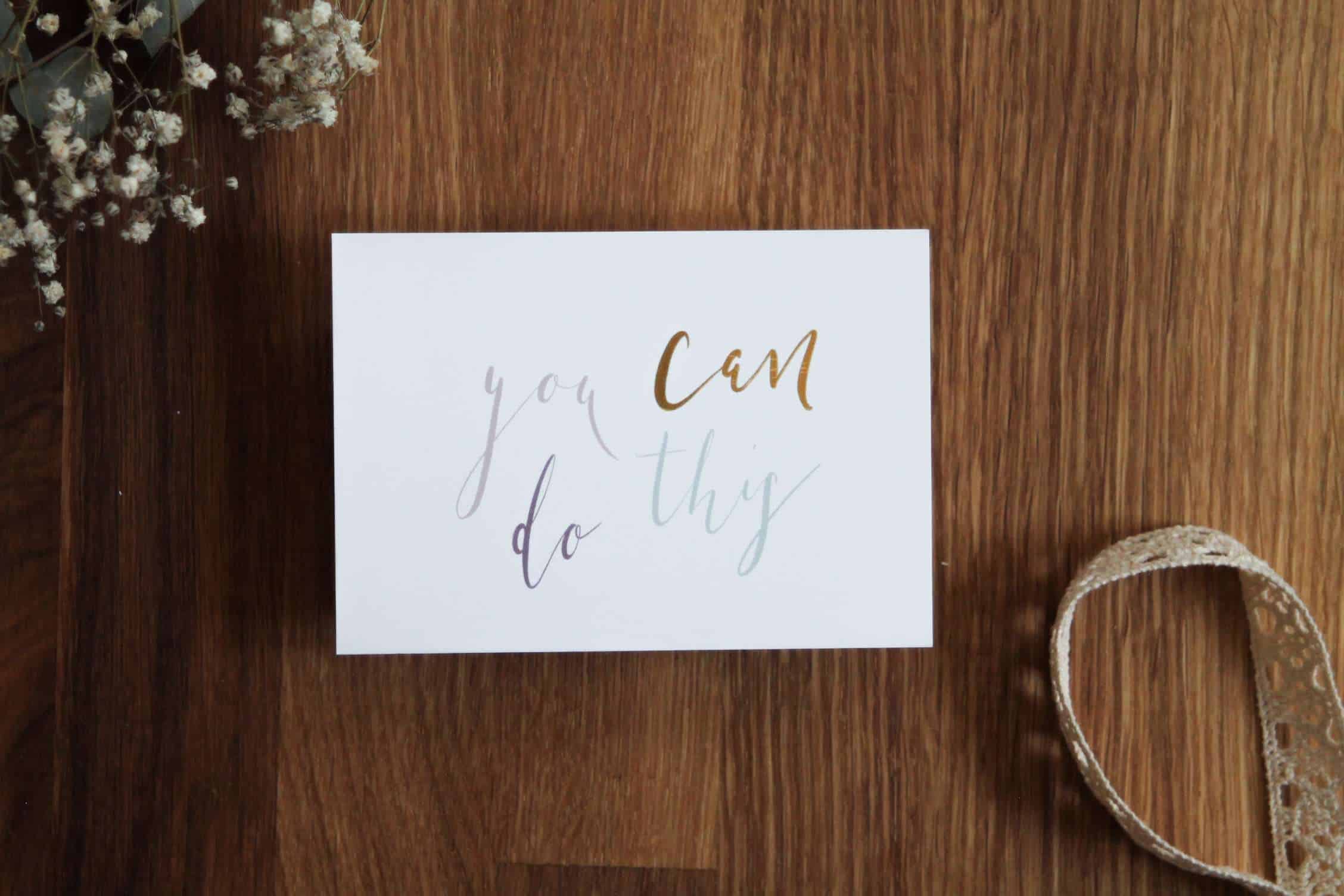 Glaube motivierende Karte auf Holz mit Bibelvers und Dekorationen.