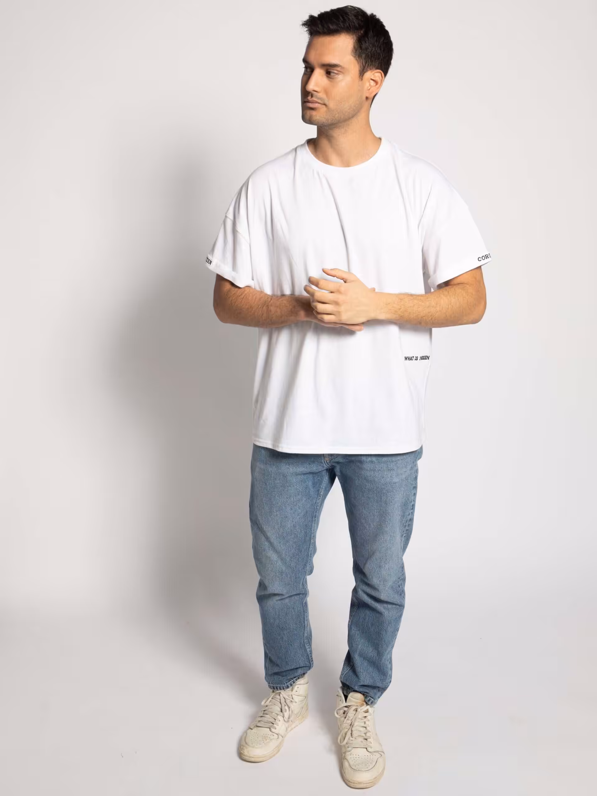 Moderner weißer Christentext-T-Shirt mit stilvollem Design und bequemer Passform.