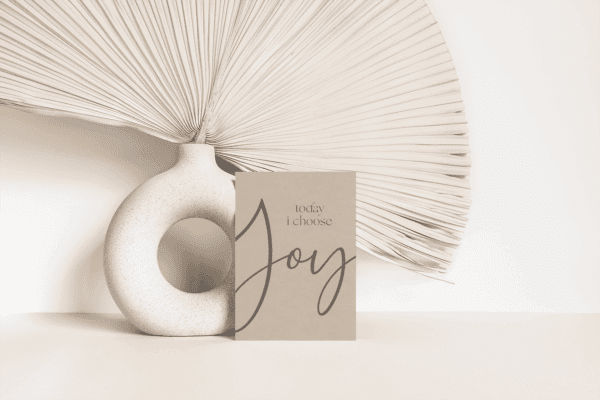 Minimalistische christliche Dekoration mit Motiv Freude und modernem Design.