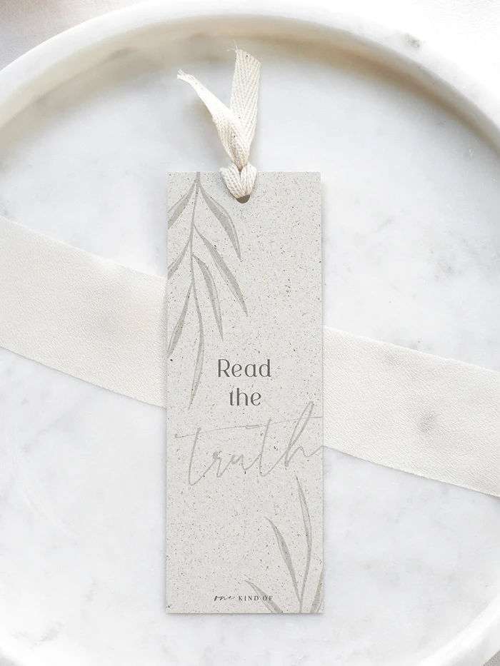 Femgeistlicher Bibelvers-Aufkleber mit Spruch "Read the truth" in Pastellfarben.