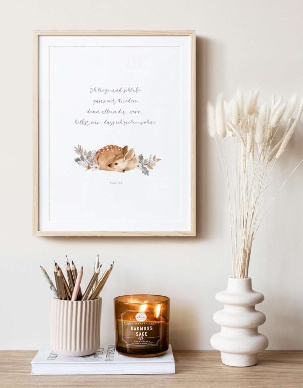 Stilvolles Bilder mit christlicher Botschaft, Deko und Kerze.