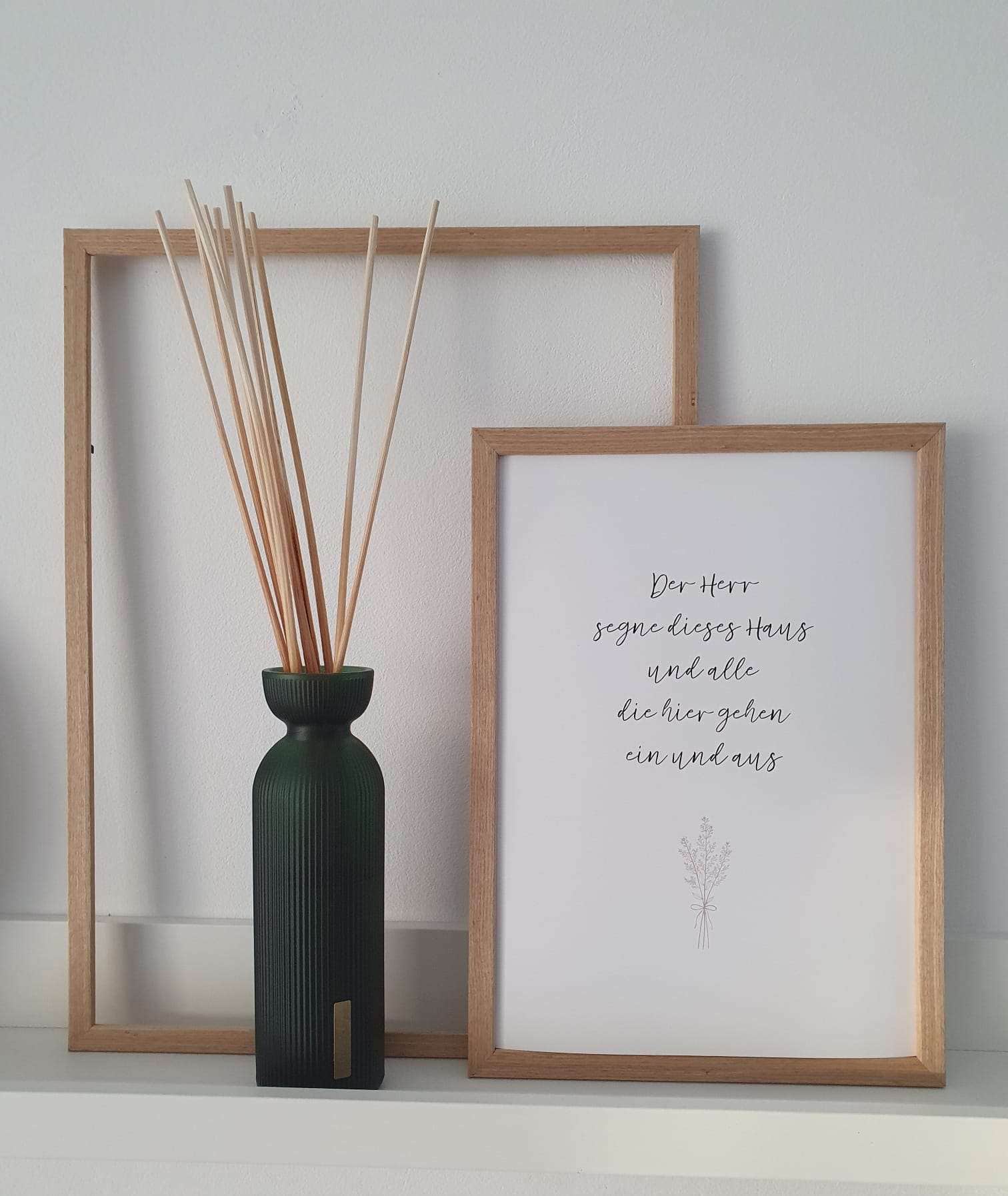 Segensspruch auf Holzrahmen, christlicher Dekor, Mood an Weihnachten, Gebet, christliche Botschaft.