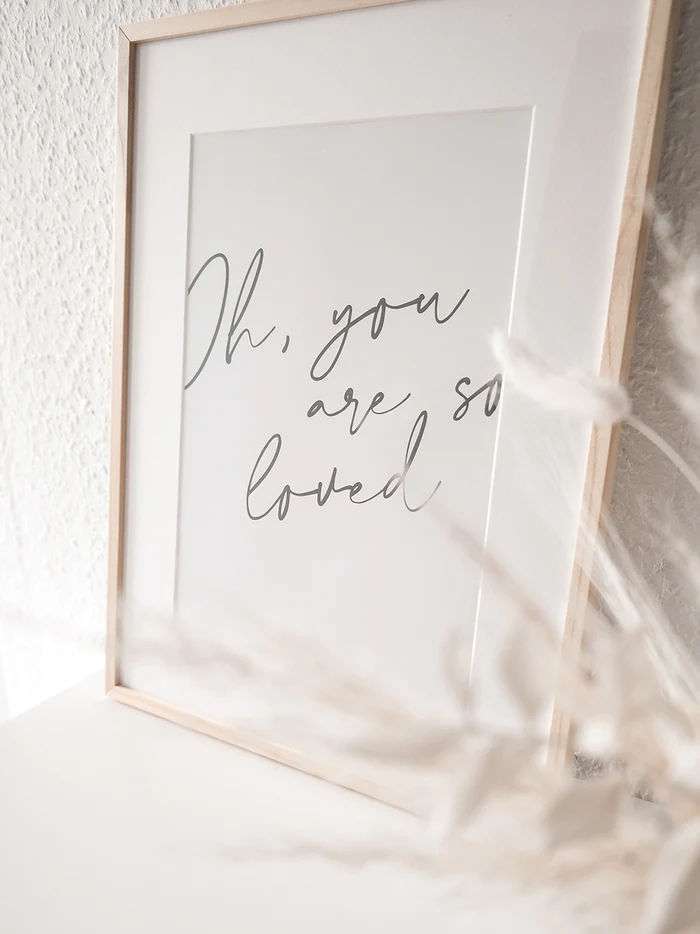 Liebevoller christlicher Dekorrahmen mit inspirierendem Schriftzug.