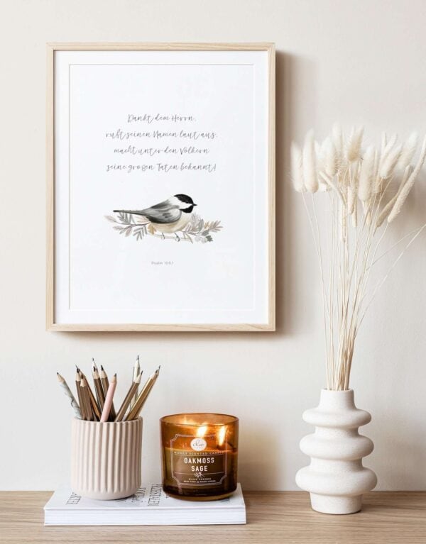 Himmlische Wohndekoration mit Bibelvers und Kerze, christliche Raumgestaltung.