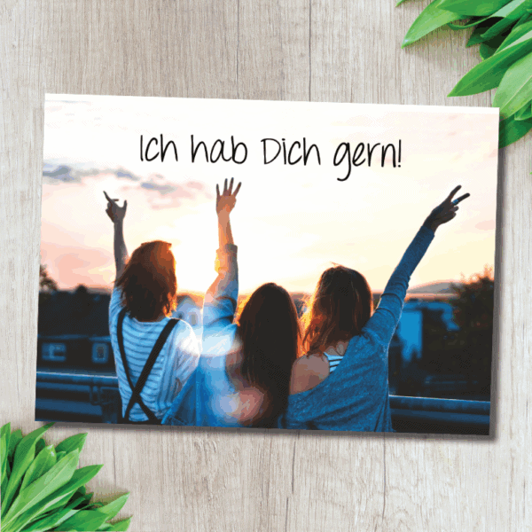 Freundschaftliches Bild mit Himmel und Sonnenuntergang, christliche Botschaft auf Karte.