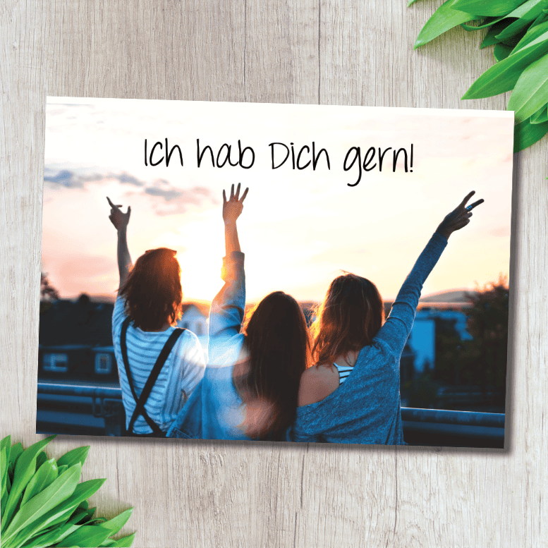 Freundschaftliches Bild mit Himmel und Sonnenuntergang, christliche Botschaft auf Karte.