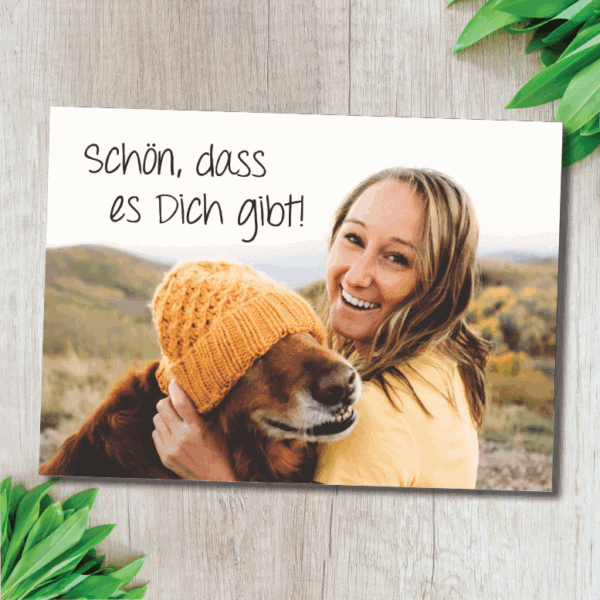 Lebensfrohe christliche Grußkarte mit Frau und Hund, Inspiration für Glauben und Liebe.