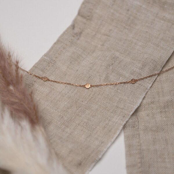 Feine christliche Schmuckkette mit Herzsymbol für Glauben und Spiritualität.