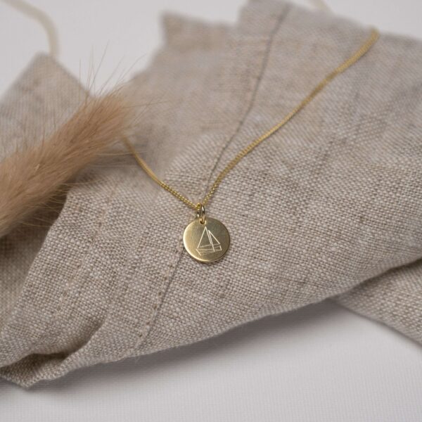 Goldenes Kreuz-Halsketten-Design für christlichen Schmuck, ideal für Glaube und Mode.