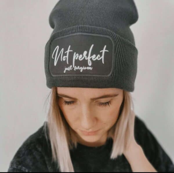 - Beanie mit inspirierendem Spruch "Not perfect, just forgiven" für Christen.